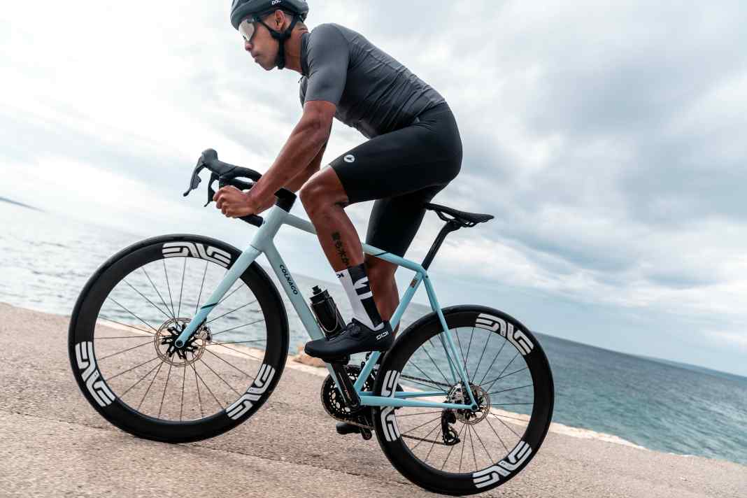 With the Prima 2, Sidi is, for once, not presenting an uncompromising racing shoe. The Italian cycling shoe experts are showcasing a true all-rounder, designed to be enjoyable both on a post-work ride and on long, leisurely tours.
