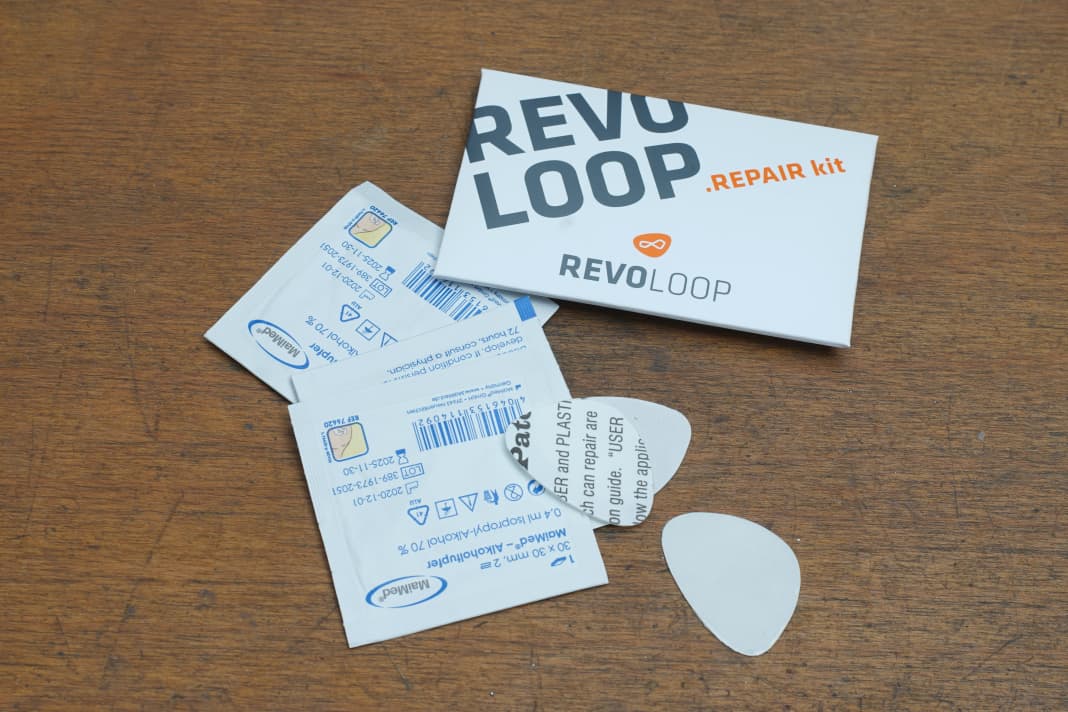 Das spartanische Revoloop-Set besteht aus drei Alkohol-Pads und drei selbstklebenden Flicken. Schwalbes Packung beinhaltet sechs Flicken, aber keine Alkohol-Pads.