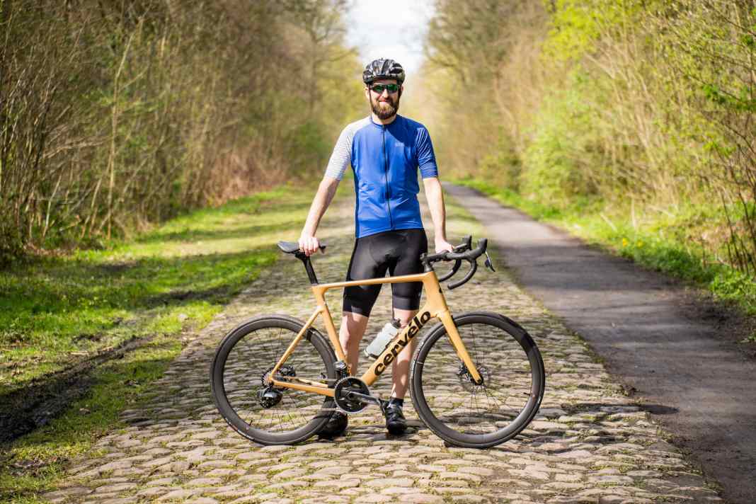 TOUR-Reporter Sebastian Lindner mit dem Cervélo Soloist im Wald von Arenberg