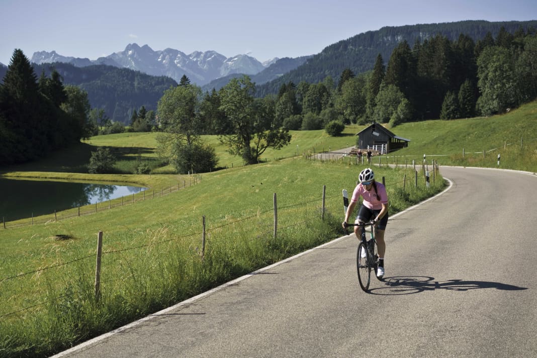 Vue sur les montagnes : Les Alpes de l'Allgäu sont toujours bien visibles sur les circuits de l'Oberallgäu, comme ici près de Bolsterlang.