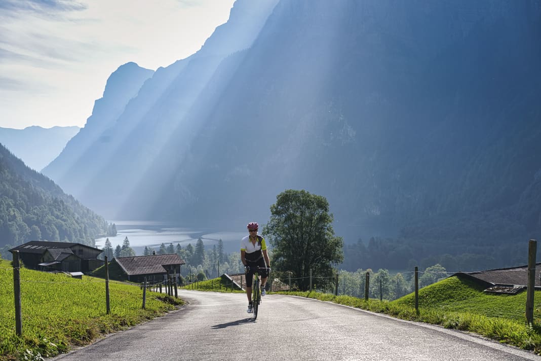 Tag 3: Gleich nach dem Frühstück klettern wir auf einem feinen Sträßchen vom Klöntalersee zum Pragelpass