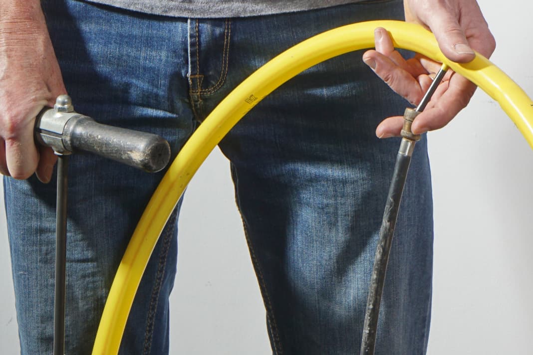 Schlauch leicht anpumpen – mit maximal 0,3 Bar außerhalb des Mantels. Wenn kein Manometer zur Hand ist: Gerade so anpumpen, dass man den Schlauch gut fassen kann, er soll sich nicht ausdehnen. Bei Zweitverwertung nicht in kleinere Mäntel einlegen!