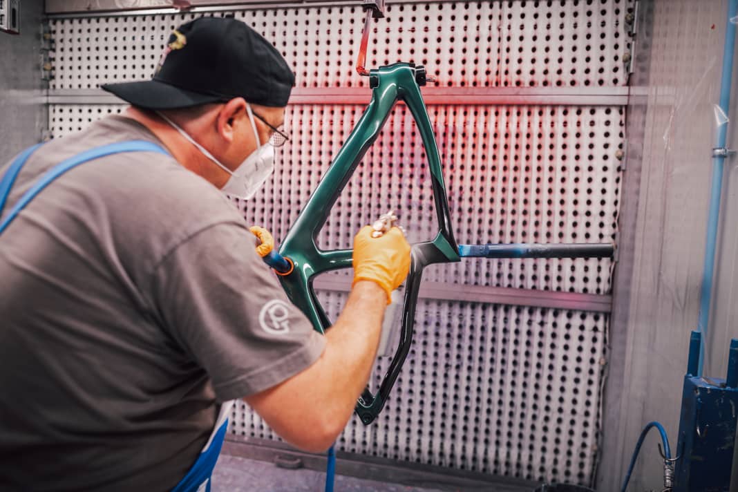 Rahmen, Gabel und teilweise sogar Lenker oder Sattelstütze lassen sich bei einigen Fahrradbauern in Wunschfarbe und - design veredeln.