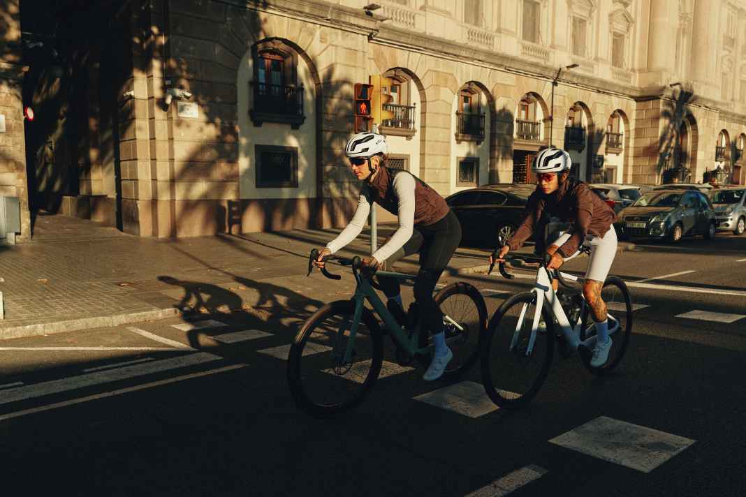 Un nom, deux groupes cibles : Le Rose Shave (à l'avant) est un vélo confortable pour les longues distances, tandis que son dérivé sportif, le Shave FF, est un modèle de compétition.
