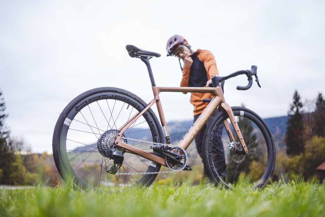 Est-ce le mien ou pas ? Regard critique sur le vélo de course électrique Minimal Assist Storck e:Grix. On dirait une super-sportive, mais au premier coup d'œil, on ne voit rien.