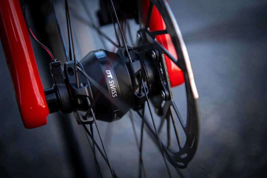 DT à l'extérieur, SP à l'intérieur : les Suisses proposent des roues en aluminium pour vélos de gravel avec dynamo dans le moyeu départ usine