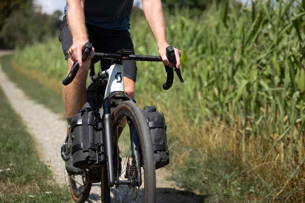 The new gravel suspension forks from DT Swiss feature 40 millimetres of travel, three fork offset options to suit different bike geometries, and optional luggage mounts. Prices: the basic F 132 costs 809 euros, whilst the F 132 One, with more adjustment options, costs 1,149 euros.