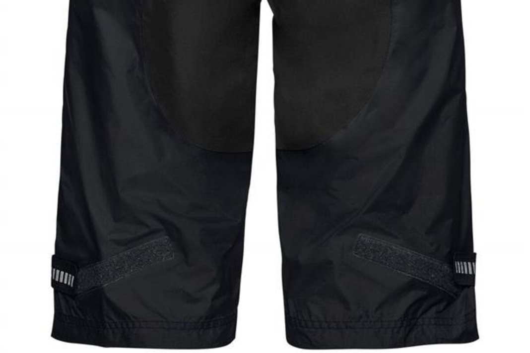 Vaude Drop Regenshorts: Beim Einsteigen kann man die Schuhe anlassen und beim Kurbeln schwitzt man nicht so schnell wie in einer langen Regenhose.