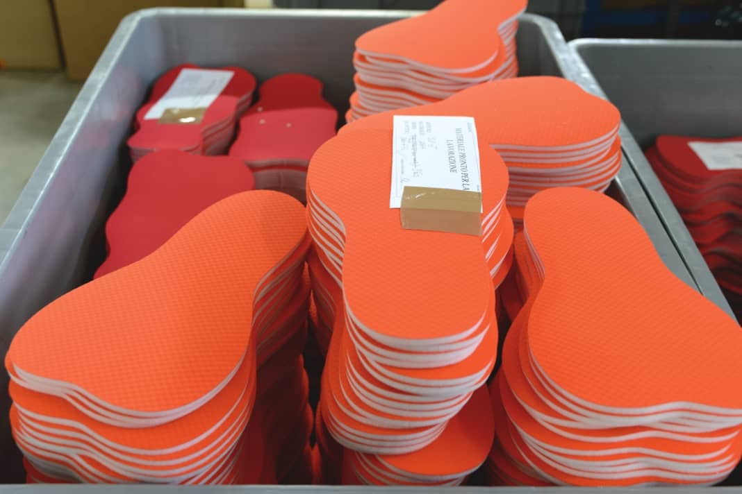 1. les coussins les plus haut de gamme se composent de jusqu'à sept éléments ; un mélange de fibres synthétiques en polyamide et polyester plus un rembourrage constitue l'assise. Pour l'amortissement, on utilise des mousses de différentes densités, sous lesquelles se trouve un tissu de protection.