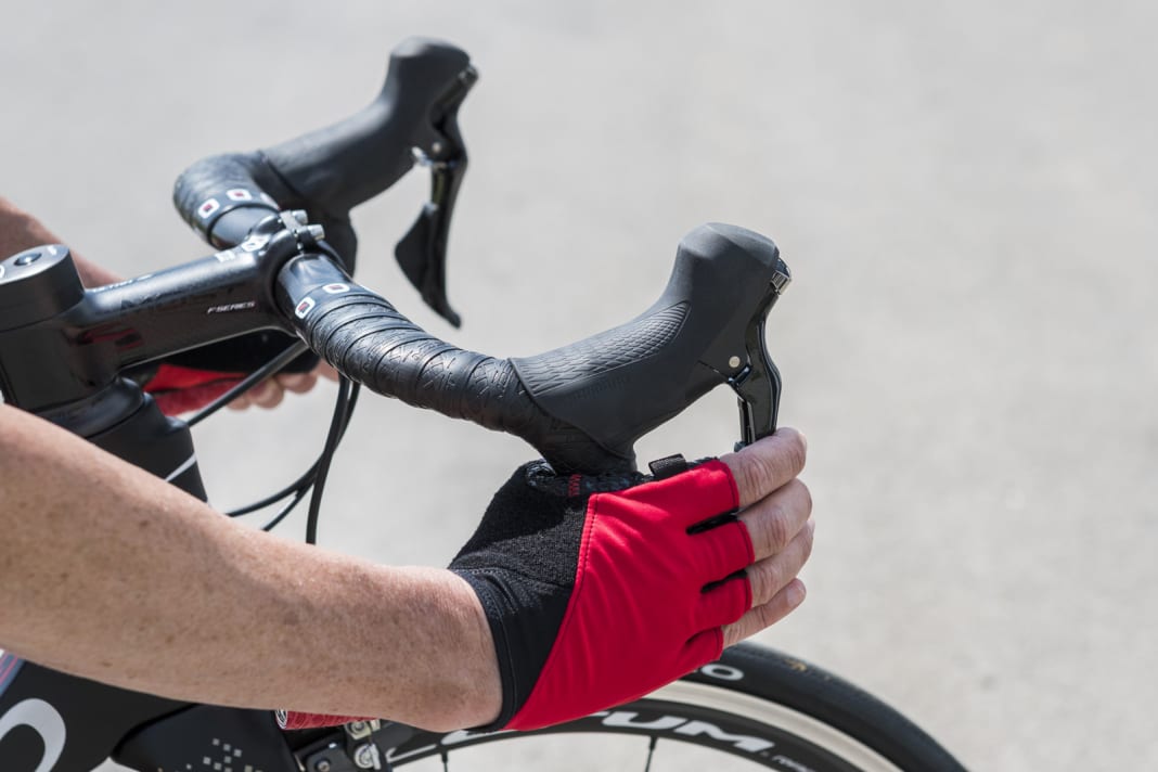 Die Griffgummis der neuen STI-Hebel weisen eine Textur auf der Oberfläche auf und greifen sich äußerst angenehm. Der Abstand der Bremshebel zum Lenker ist einstellbar.