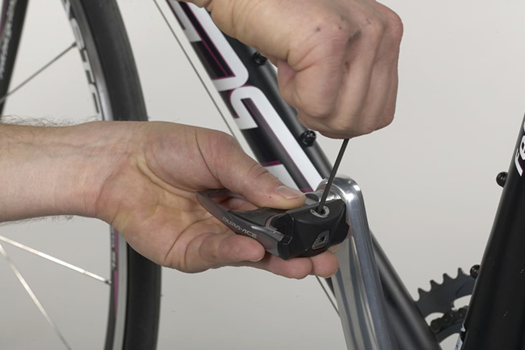 1. Stellen Sie die Vorspannung im Pedal ganz leicht ein. Bei fast allen Pedalen finden Sie hierzu kleine Innensechskant-Schrauben und Pfeile mit Plus- und Minus-Kennzeichnung oder kleine Fenster mit Zeigern. Wenn später alles passt, können Sie den Rastmechanismus wieder härter einstellen.