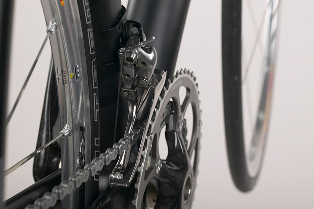 1. shift to the largest sprocket at the rear and to the small chainring at the front. Check the alignment of the outer guide plate to the large chainring. The lower edge of the guide plate should be evenly spaced about two millimetres from the chainring. Note that the teeth of modern chainrings are sometimes shaped differently, which can lead to deceptions. Look at the front derailleur and the chainring from above or behind. The outer guide plate should be parallel to the chainrings.