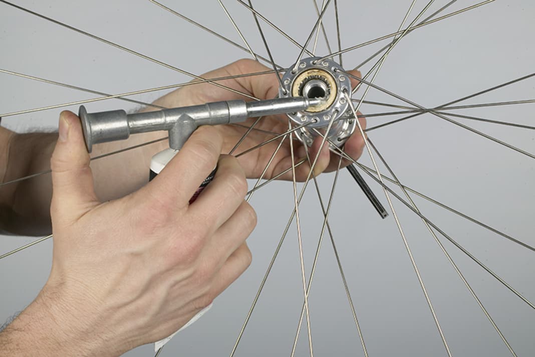 Geöffnete oder teilweise demontierte Lager können Sie mit Lagerfett auffüllen. Sparsam müssen Sie damit nicht umgehen, denn aufgrund der relativ geringen Drehzahlen beim Fahrrad bremst ein Zuviel an Lagerfett nicht spürbar.