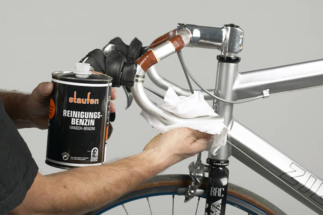 1. Klappen Sie die Bremsgriffgummis nach vorne um, wickeln Sie das alte Band ab. Säubern Sie den Lenker mit Reinigungsbenzin oder Spiritus und lassen Sie das Mittel vollständig verdunsten. Ist der Lenker stellenweise verfärbt oder korrodiert, fragen Sie Ihren Händler um Rat, ob das Teil noch weiterverwendet werden kann.