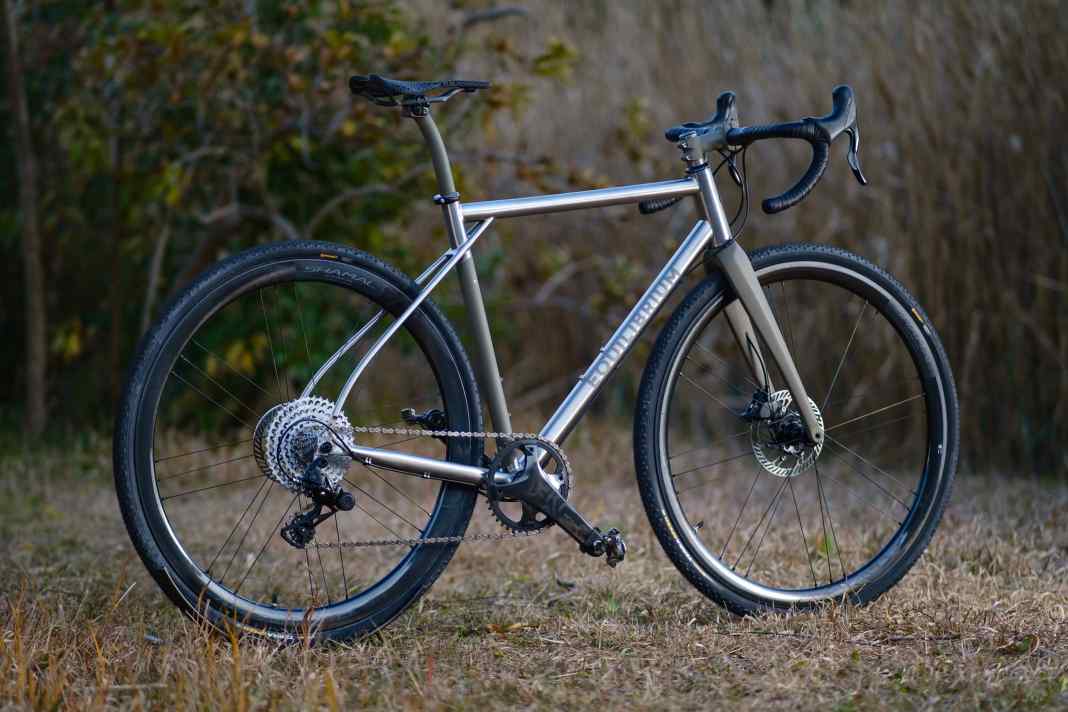 Das Equilibrium Brutalist Gravelbike glänzt mit einem maßgeschneiderten Custom-Rahmen aus Titan.
