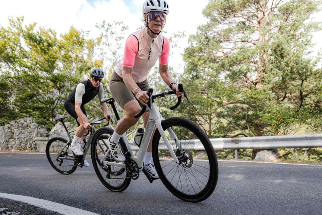 Nouveau vélo de course électrique de Scott : le Fastlane s'inspire de l'Addict, un vélo adapté aux longues distances, et est équipé d'un moteur TQ.