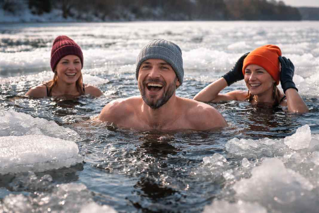 Medicine cannot really prove whether ice bathing is healthy. What is undisputed is that ice bathing toughens you up, strengthens your psyche and promotes a sense of community when you bathe together in ice water.
