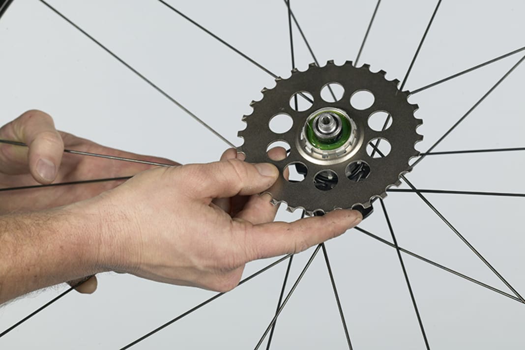 1. Demontieren Sie das alte Ritzelpaket, reinigen Sie den Freilauf und fetten Sie ihn leicht ein. Stecken Sie ein 30er-Marchisio-Ritzel aus der Zehnfach-Serie für Shimano auf den Freilaufkörper. Das asymmetrische Profil gibt die Montagerichtung vor.