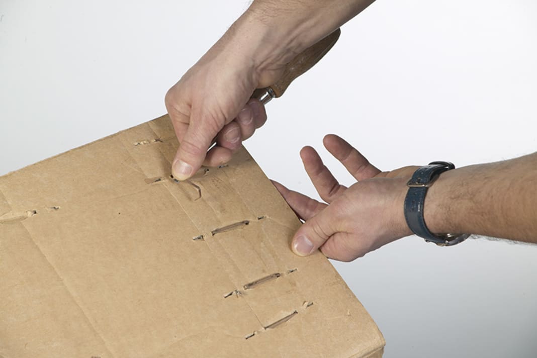 1. Entfernen Sie alte Verschlussklammern, an denen Sie sich verletzen, oder die das Rad beschädigen könnten. Reißen Sie alte Adressaufkleber ab, oder überkleben Sie sie vollständig und haltbar mit neuen, die Ihre Hotel- bzw. Heimatanschrift tragen. Verstärken Sie den Boden mit Pappstücken, damit nichts durchdrückt, falls der Karton feucht wird.