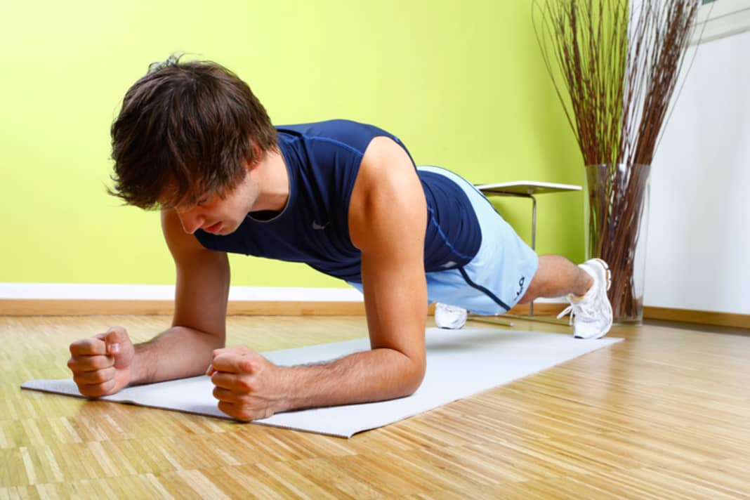1. appui frontal
	Couché sur le ventre. Activez les muscles abdominaux pour stabiliser le tronc et protéger le bas du dos. Appuyez-vous sur les avant-bras, soulevez les fesses jusqu'à ce que le tronc et les jambes forment une ligne. Maintenez la position. Le regard reste dirigé vers le bas. Augmentation : soulever légèrement la jambe droite et la jambe gauche en alternance, éventuellement fléchir le genou, puis le tendre à nouveau.