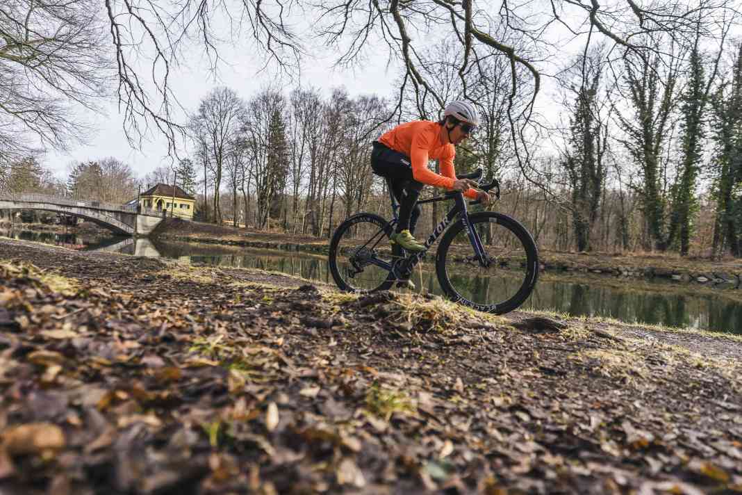 Le Factor Aluto se positionne comme un gravel bike sportif avec des éléments d'aventure.