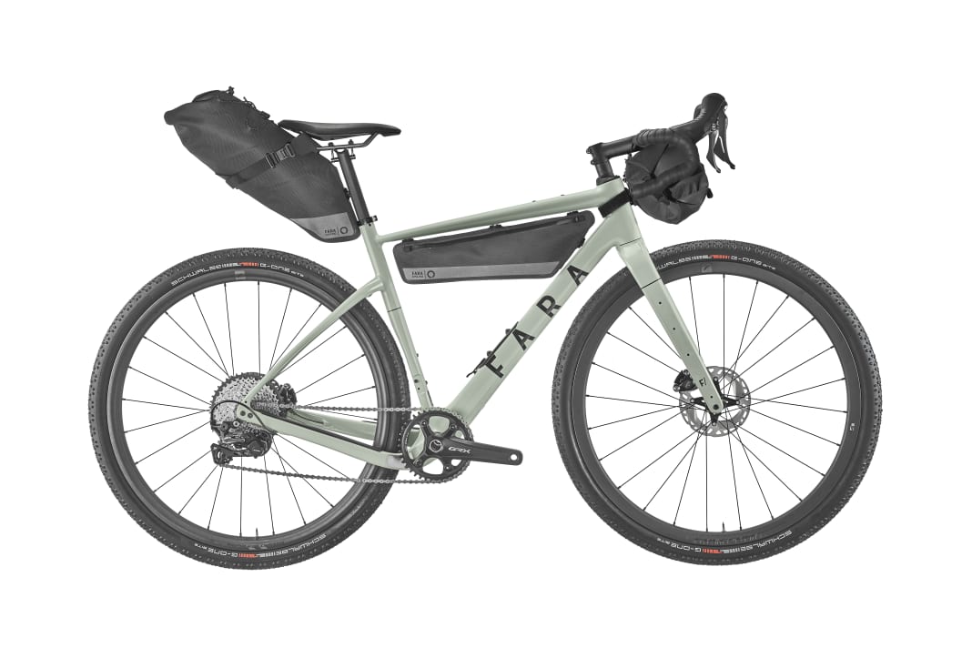 Pour la fixation des sacoches de bikepacking de Fara Cycling, on utilise des aimants Fidlock. Ainsi, la sacoche de cadre n'a pas besoin de sangles.