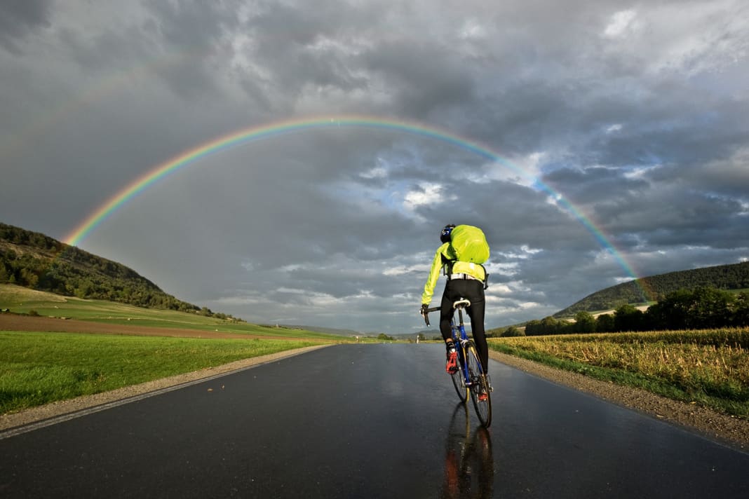 Himmelszeichen: Am ersten Reisetag schlüpfen wir unter dem Regenbogen in eine unbekannte Welt