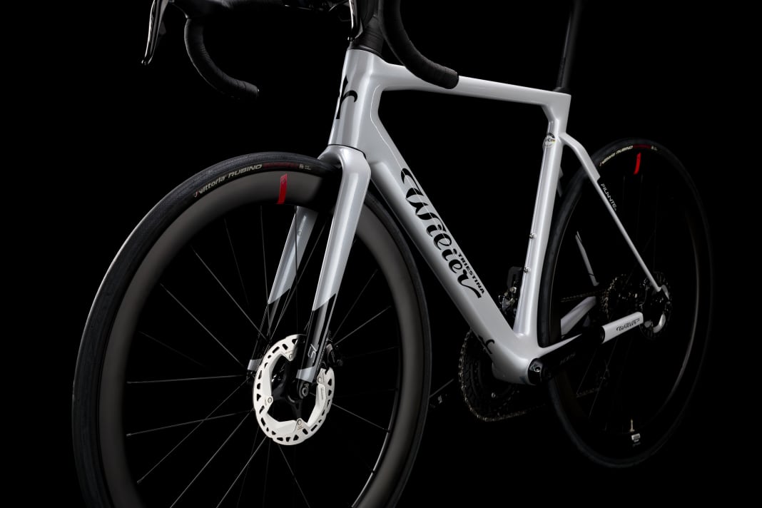 The Filante SL takes up the aerodynamic shapes of the top model SLR