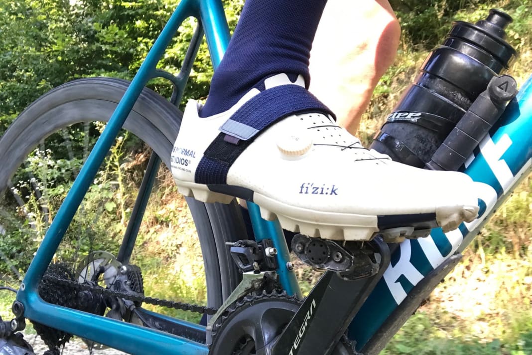 In der Sonderedition von Pas Normal Studios ist der Fizik Ferox ein Schuh für sportliche Graveltouren