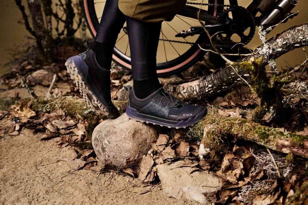 Fizik a revu l'Ergolace et a donné à sa chaussure tout-terrain la plus polyvalente beaucoup plus d'espace au niveau des orteils pour plus de confort lors des longues randonnées en gravel et en VTT.