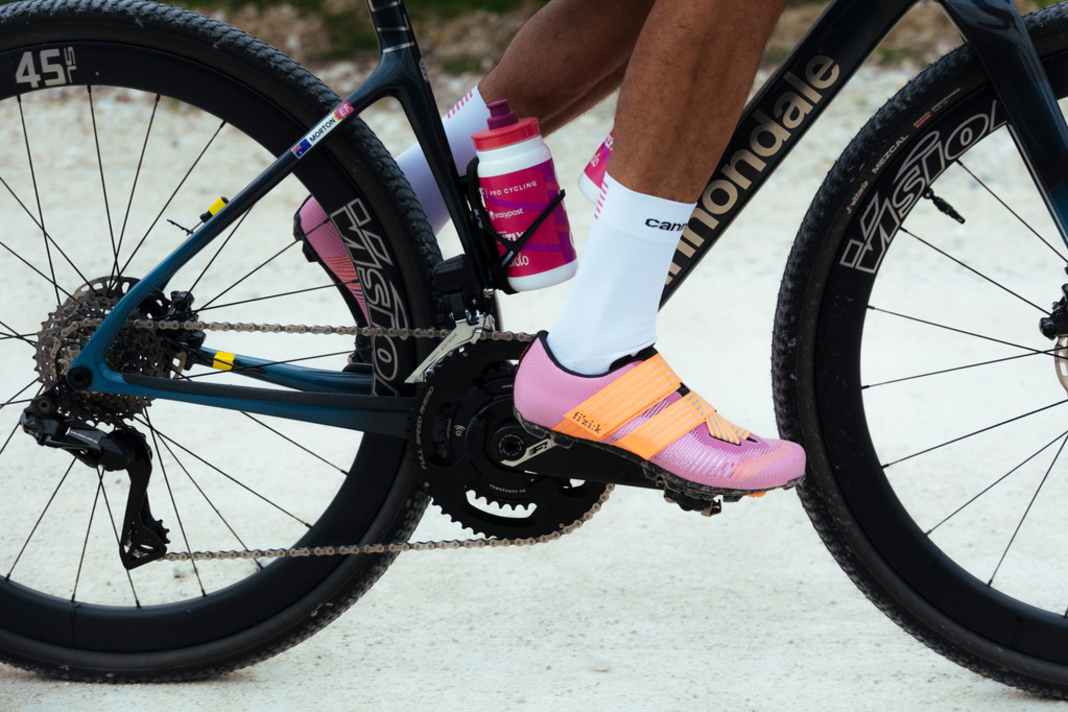 With the Vento Powerstrap Aeroweave X, Fizik presents an ultra-lightweight off-road racing shoe for demanding XC routes and fast gravel races