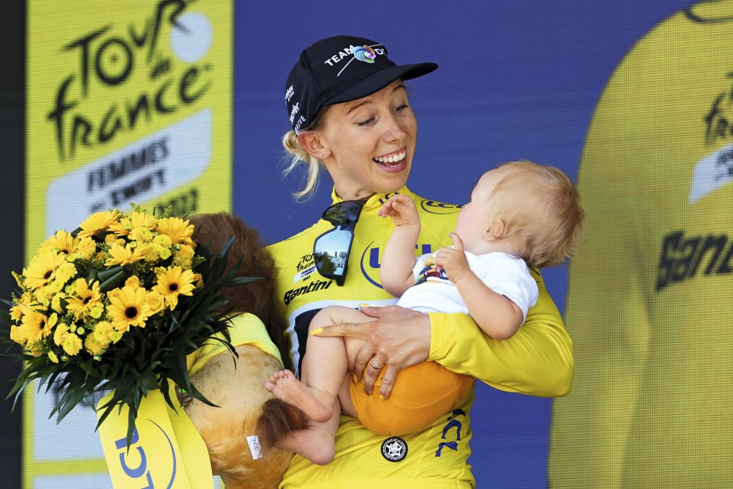 Ausflug: Bei ihrem Tour-Etappensieg nahm Lorena Wiebes das Kind ihrer ehemaligen Teamkollegin Esther van Veen mit aufs Podium.