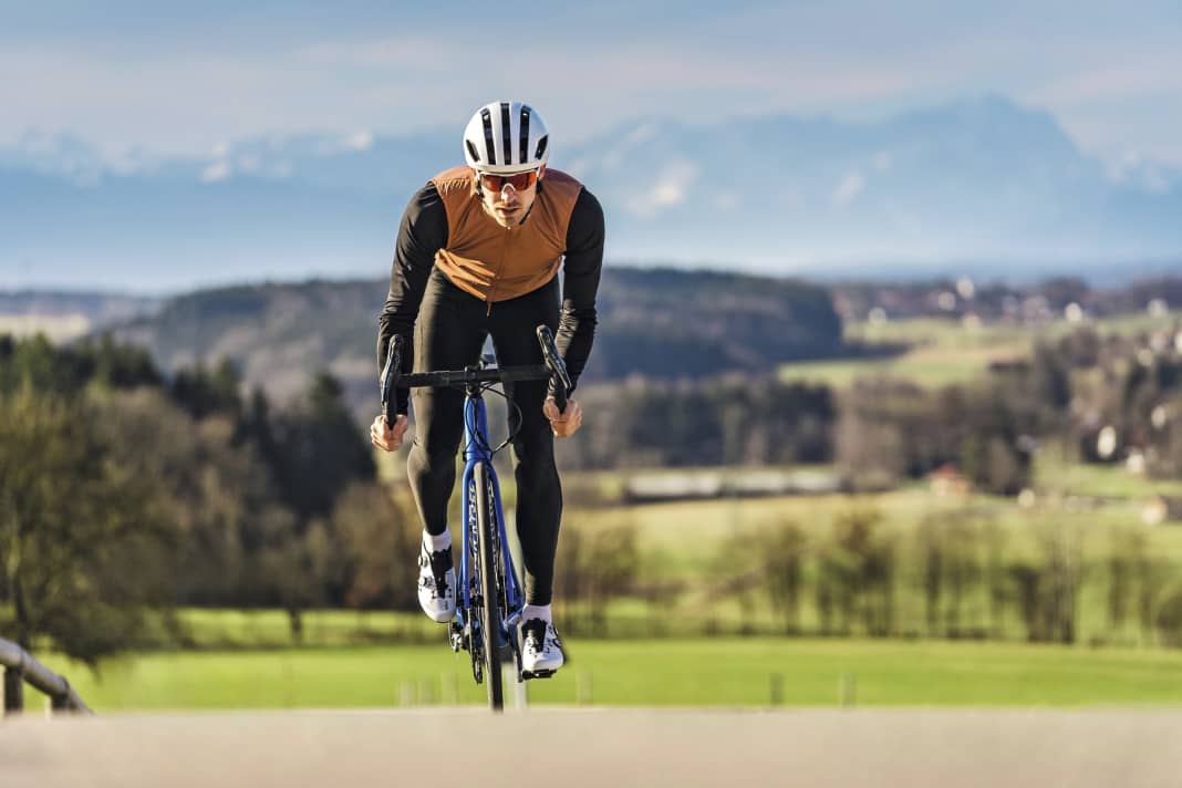 Inexpensive road bikes with carbon frames: Four models in the test