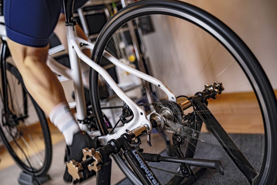 Steps when stationary: The roller trainer is calibrated for scientific applications.