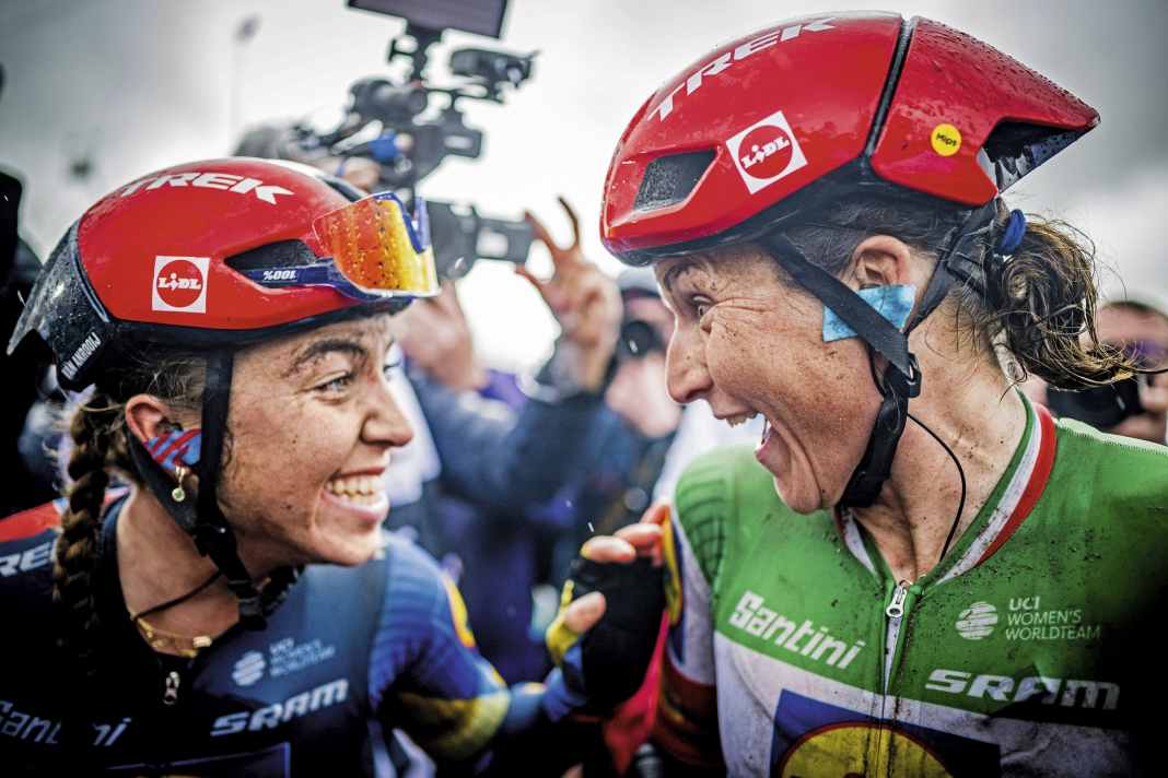 Kaum zu fassen: Shirin van Anrooij (links) beglückwünscht  Team-Kollegin Elisa Longo Borghini zu  deren zweitem Sieg in Flandern.