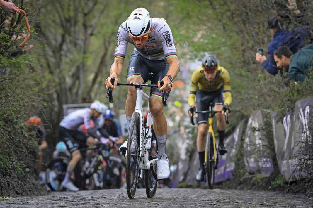 Machtvoll: Am Koppenberg zeigt Mathieu van der Poel seine ganze Klasse. Hinter ihm müssen etliche Fahrer absteigen und schieben.