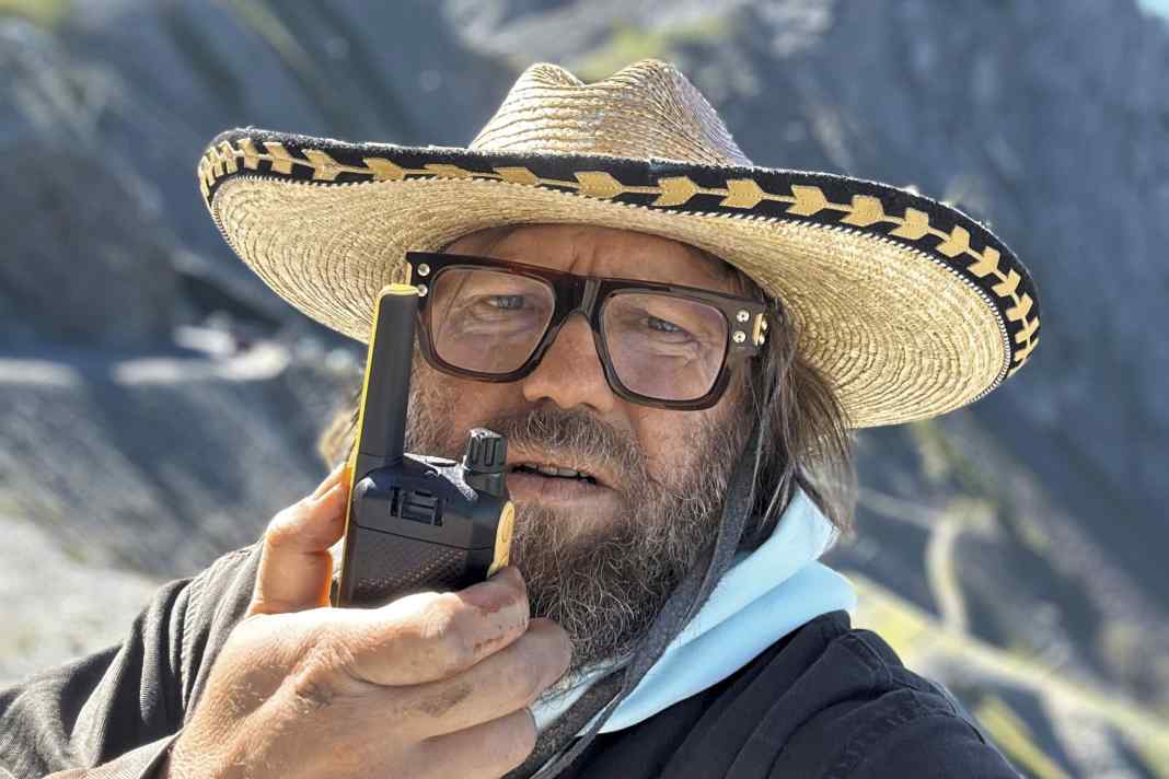 Gründer Florian Jöckel beim Vorbereiten der Graffitis am Col du Galibier