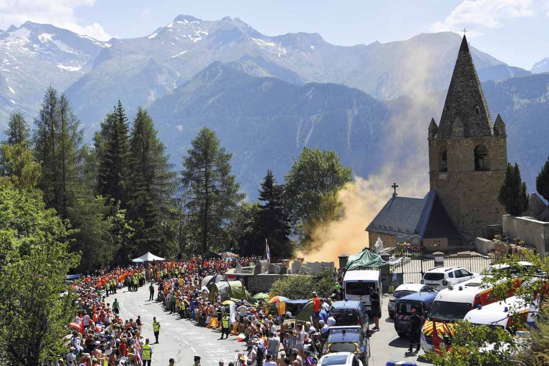 Les supporters hollandais ne vont pas se laisser faire et offriront également un spectacle en orange aux femmes sur la route de l'Alpe d'Huez.