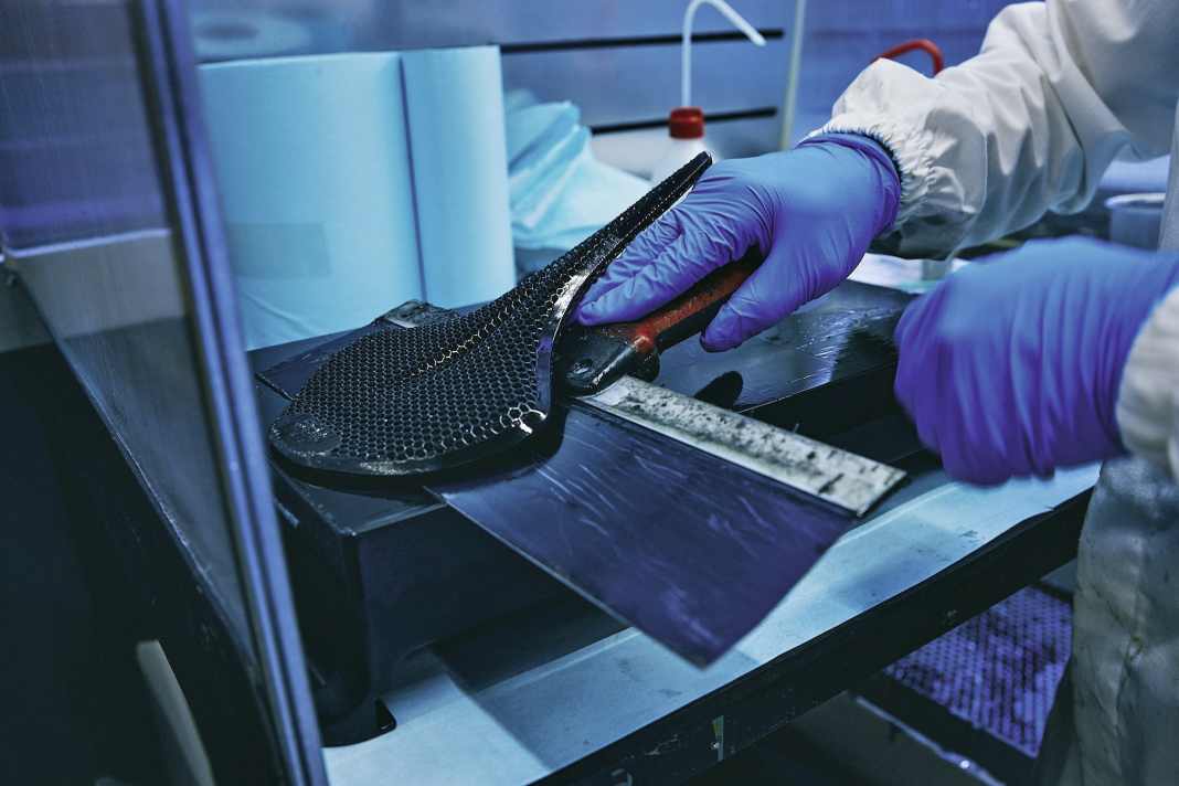 Druckfrisch Hersteller wie Fizik,  Specialized oder Selle Italia drucken ihre Sättel ebenfalls im Stereolithographie-Verfahren, bei dem ein Laser ein flüssiges Photopolymer punktgenau und Schicht für Schicht aushärtet. Im druckfrischen Zustand ist das Material weich und muss anschließend unter UV-Licht stundenlang aushärten. Erst danach kann es mit der Satteldecke verklebt werden