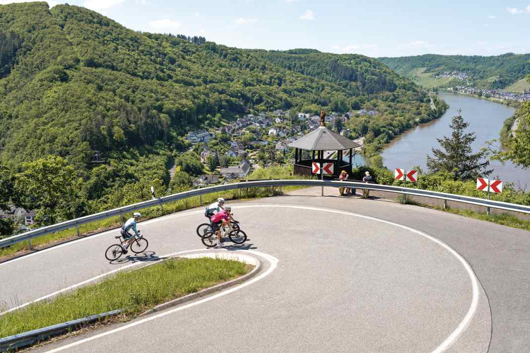 A beautiful stitch: a handful of hairpin bends lead from Brodenbach to the Hubertushöhe, one of the most beautiful viewpoints of the Moselle valley.