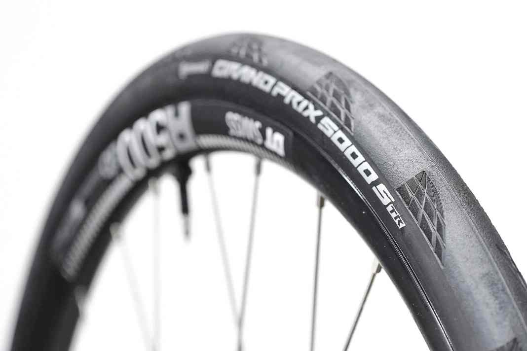 Höherwertige Reifen stehen an erster Stelle, um ein einfaches Rennrad zu verbessern