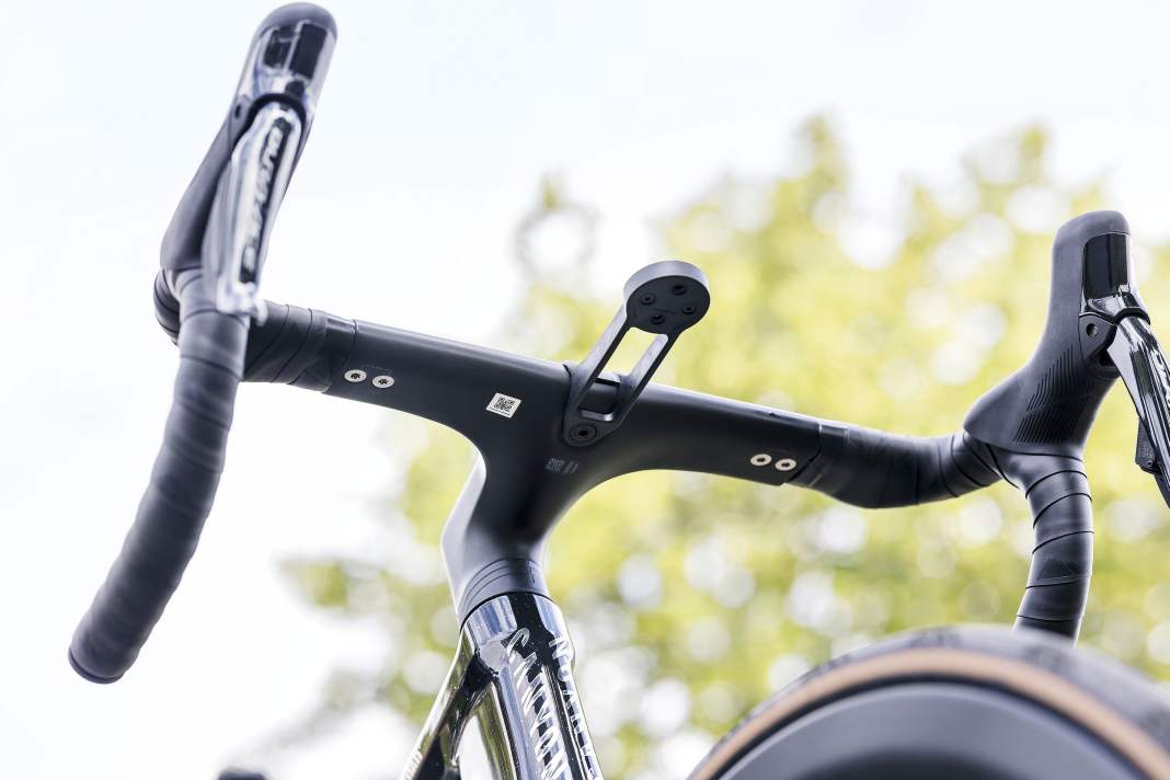 Fully integrated cockpit with height and width adjustment from Canyon