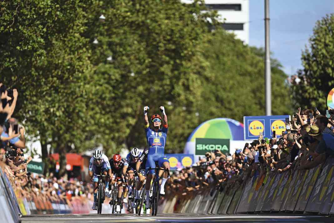 Complète la course : Mads Pedersen remporte l'étape finale vers Sarrebruck et se fait fêter en tant que vainqueur du classement général avec le maillot bleu.