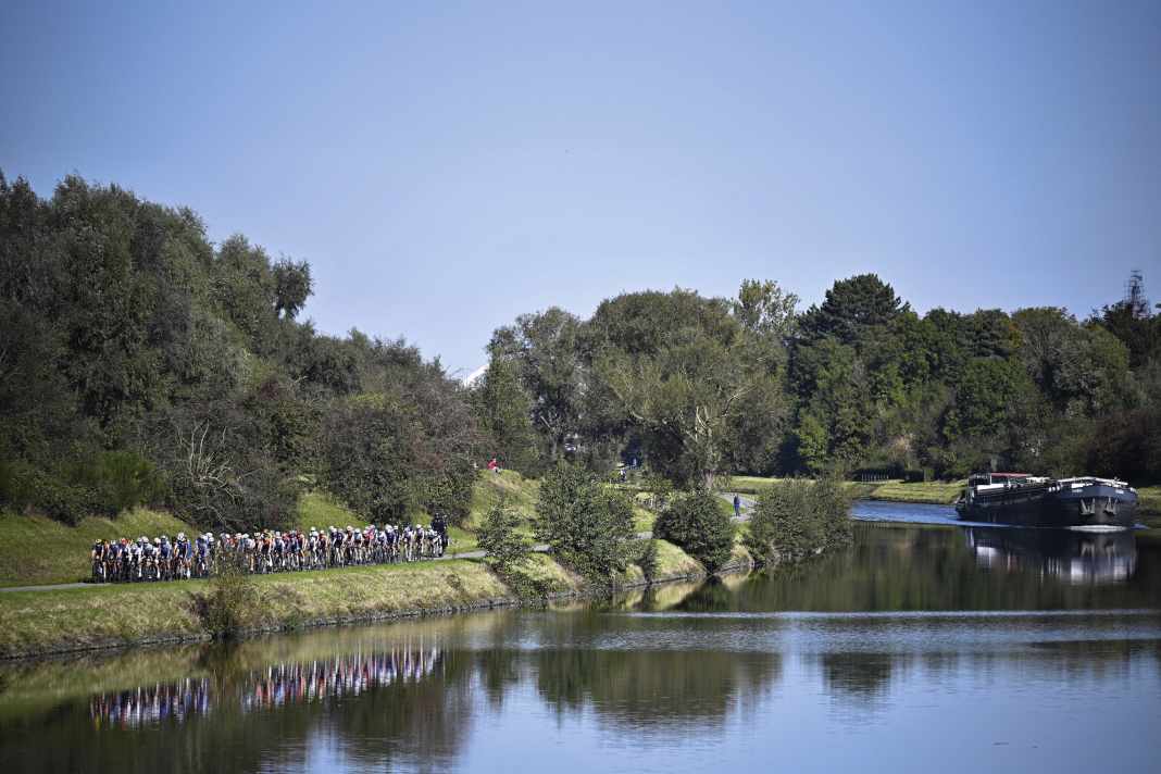 Along the canal: picturesque scenery, tough racing: The women's elite peloton at the Gravel World Championships