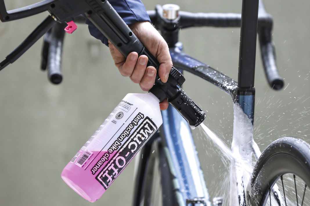 Dust, mud, dirt - a good cleaner can help when your bike sinks under the mud again. But which products are the best?