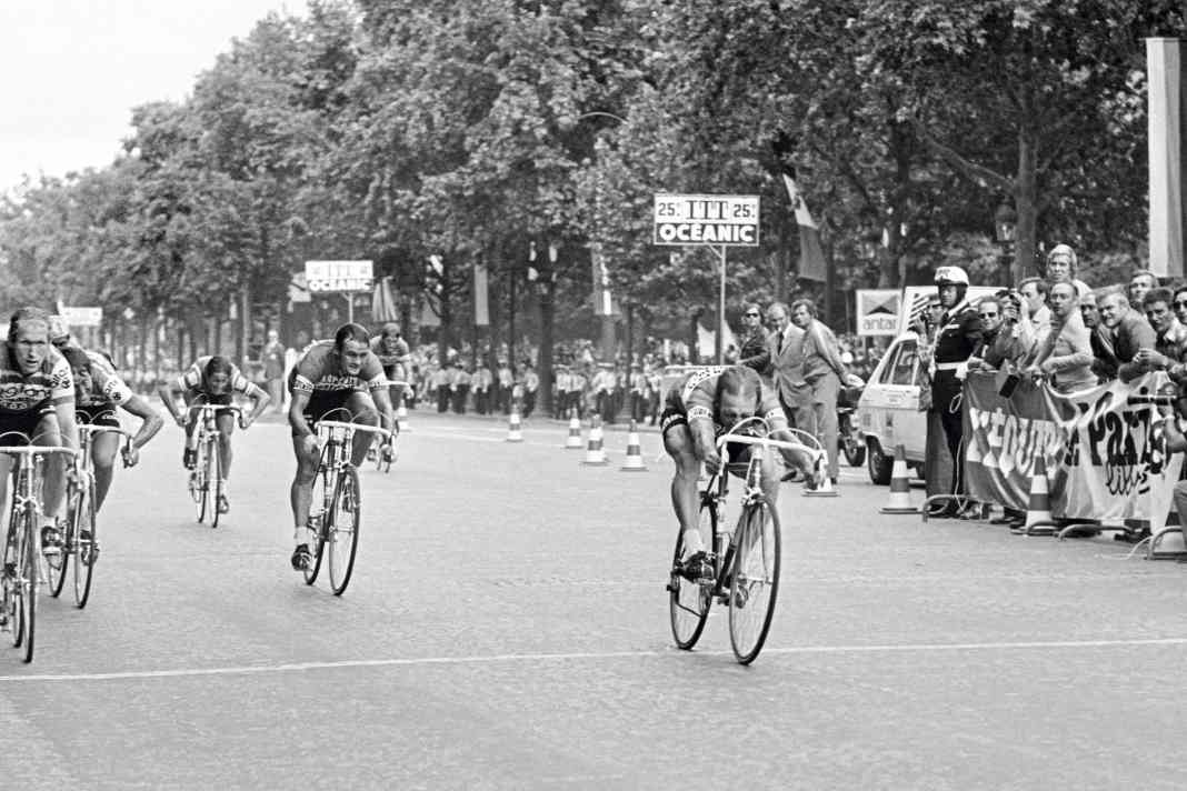 Première - Après 27 tours, Walter Godefroot remporte le premier sprint sur les Champs-Élysées en 1975 devant Robert Mintkiewicz (à gauche), Gerben Karstens (à gauche, caché) et Régis Delepine (au centre).