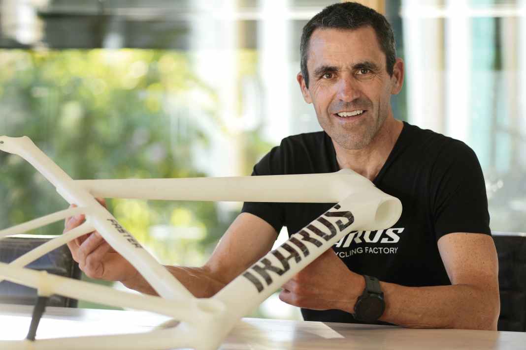 Prüfstück: Ikarus-Gründer Pius Hunold mit dem 3-D-gedruckten Rahmen, der dazu diente, die Formgebung abschließend zu überprüfen