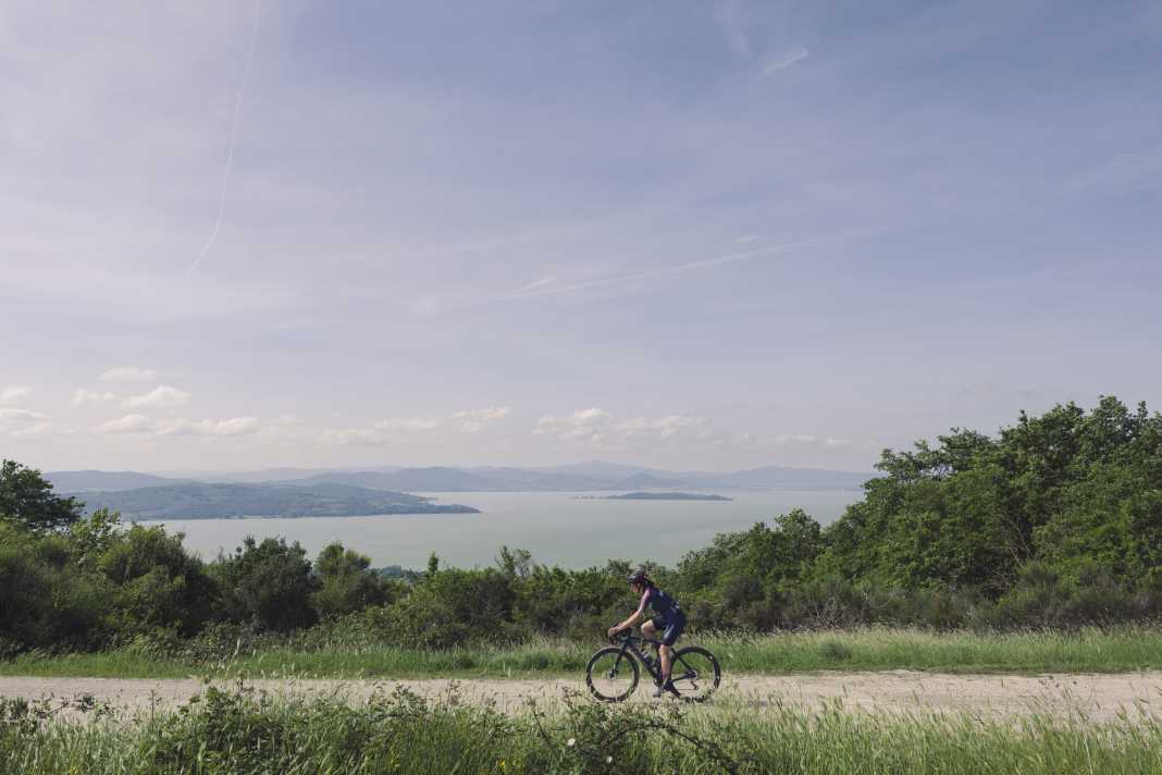 De belles perspectives : Autour du lac Trasimène, un réseau de chemins de terre et de gravier s'offre aux vététistes.