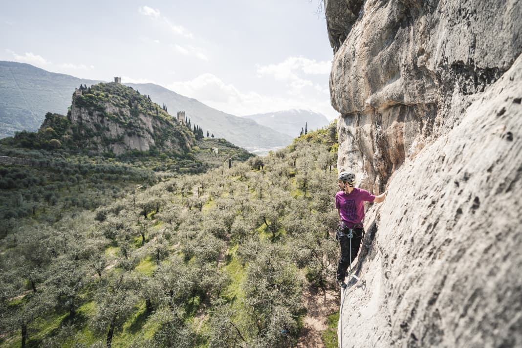 Arco is the home of climbers. The challenges for alpinists can already be found behind Arco Castle Hill.