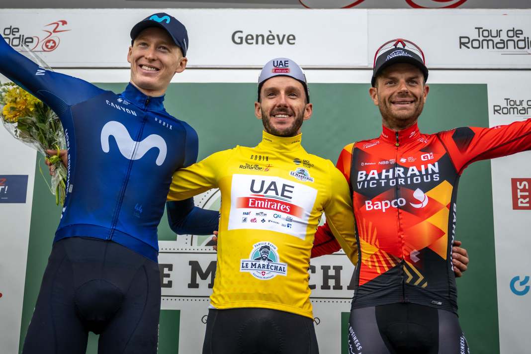 Le Tour de Romandie 2023 a été remporté par Adam Yates (au centre) devant Matteo Jorgenson (à gauche) et Damiano Caruso (à droite).